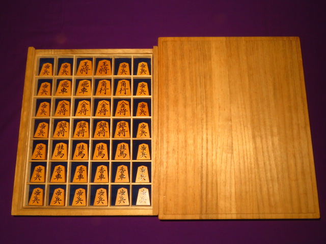 秀峰作菱湖島黄楊赤糸柾盛上将棋駒/使用品 展示用桐製平箱付(K694 