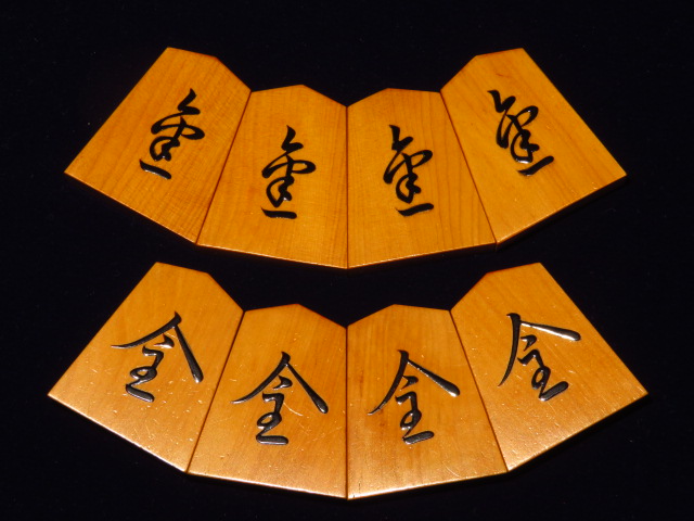 将棋・宮松影水作・関根名人書・島黄楊杢の盛上駒と升田幸三直筆署名駒箱・未使用品  宮松影水作鵞堂島黄楊赤柾盛上将棋駒&frasl;桐平箱 使用品(K699) トウシン盤