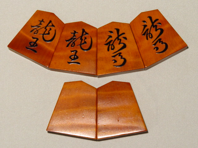 静山作鵞堂島黄楊赤杢盛上将棋駒/展示用平箱付 使用品(K703) トウシン 