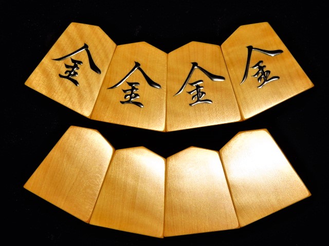 ▲江陽作巻菱湖島黄楊根杢彫埋将棋駒▲桐製平箱付 △一舟作巻菱湖島黄楊上柾目彫将棋駒△未