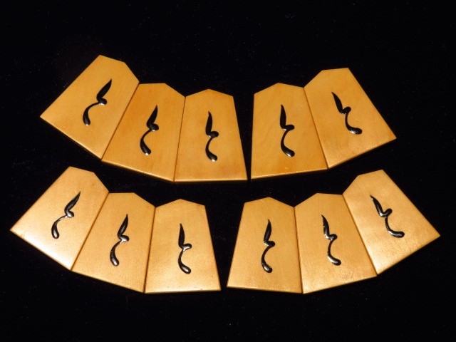 05653 将棋駒 盛上 錦旗書 静山作 箱付 静山作錦旗御蔵島黄楊盛上将棋駒⁄使用品 桐平箱(K748) トウシン盤駒店