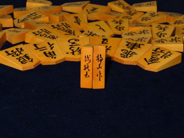 静山作錦旗御蔵島黄楊盛上将棋駒/使用品 桐平箱(K748) トウシン盤駒店 