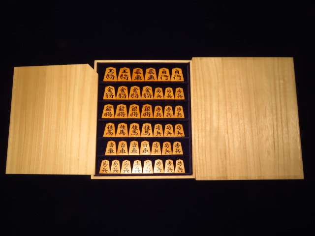 静山作錦旗御蔵島黄楊盛上将棋駒/使用品 桐平箱(K748) トウシン盤駒店 