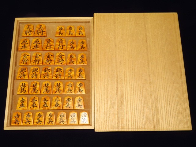 将棋 駒 将棋盤×2 駒台 セット 駒 山峯作 菱湖書 盤 ヒバ 榧？ 琴》送料無料 将棋道具 菱湖書 山峯作 黄楊盛揚駒 駒入 本