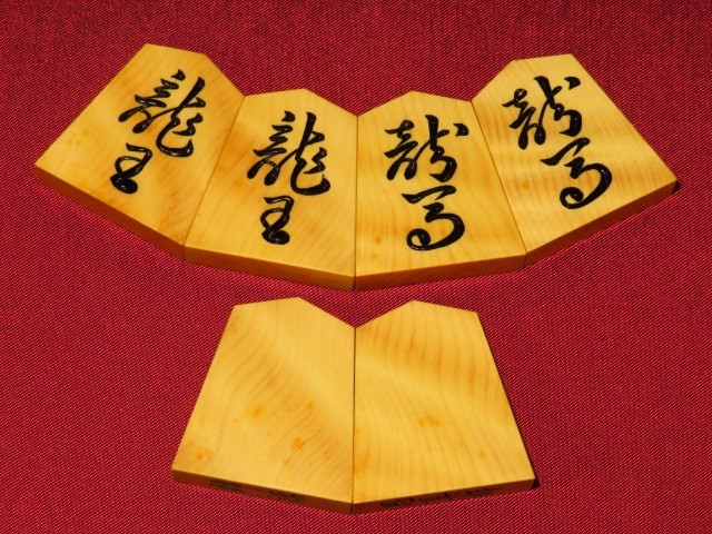 思眞作錦旗御蔵島黄楊銀目彫将棋駒 未使用品 桐製平箱付(K830 