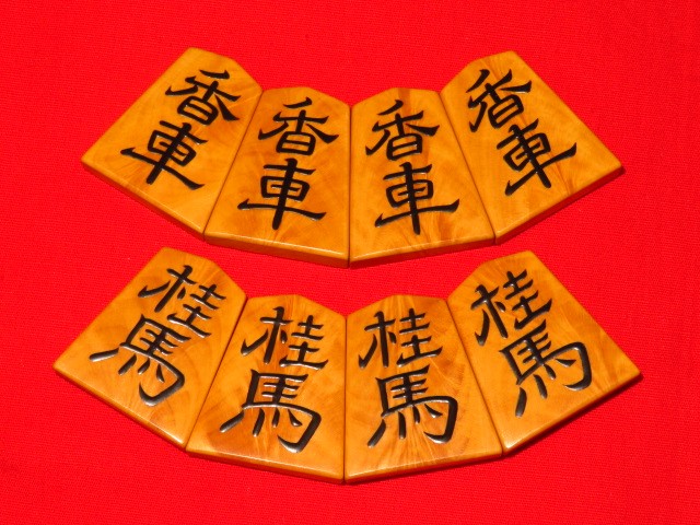 巨匠北田如水作寉園御蔵島黄楊孔雀杢盛上将棋駒//如水署名桐平箱/未 