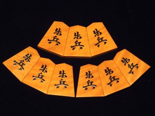 平田雅峰作董仙御蔵島黄楊虎斑盛上将棋駒 未使用品/桐平箱(K878 