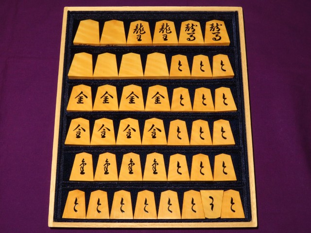 静山作錦旗御蔵島黄楊虎斑盛上将棋駒/未使用品 桐製平箱付（K943 