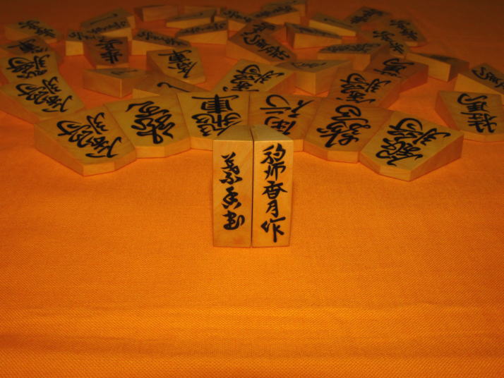 駒師香月作葉年島黄楊根杢盛上将棋駒 未使用品/桐製平箱付(K292 
