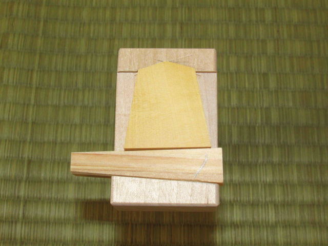 ▲トウシンオリジナル/奥山正直作将棋駒製作用彫台▲新品 ヤフーオークション 出品代行 トウシン 奥山正直作楓杢拭漆古色仕上駒